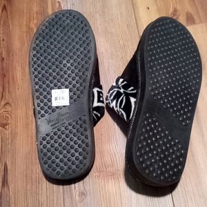 Vera Bradley Shoes - πNew Very Bradley π¨οΈ slippers 7-8 Vera Bradley Shoes - πNew Very Bradley π¨οΈ slippers 7-8